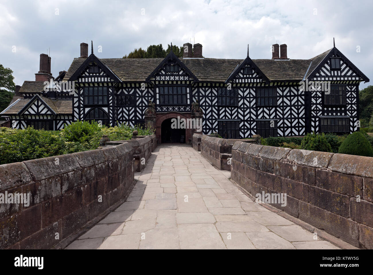 Speke Hall is one of the finest Tudor mansions in the UK. Speke Hall is a wood-framed, Tudor house in Speke, Liverpool, England. The house belongs to  Stock Photo