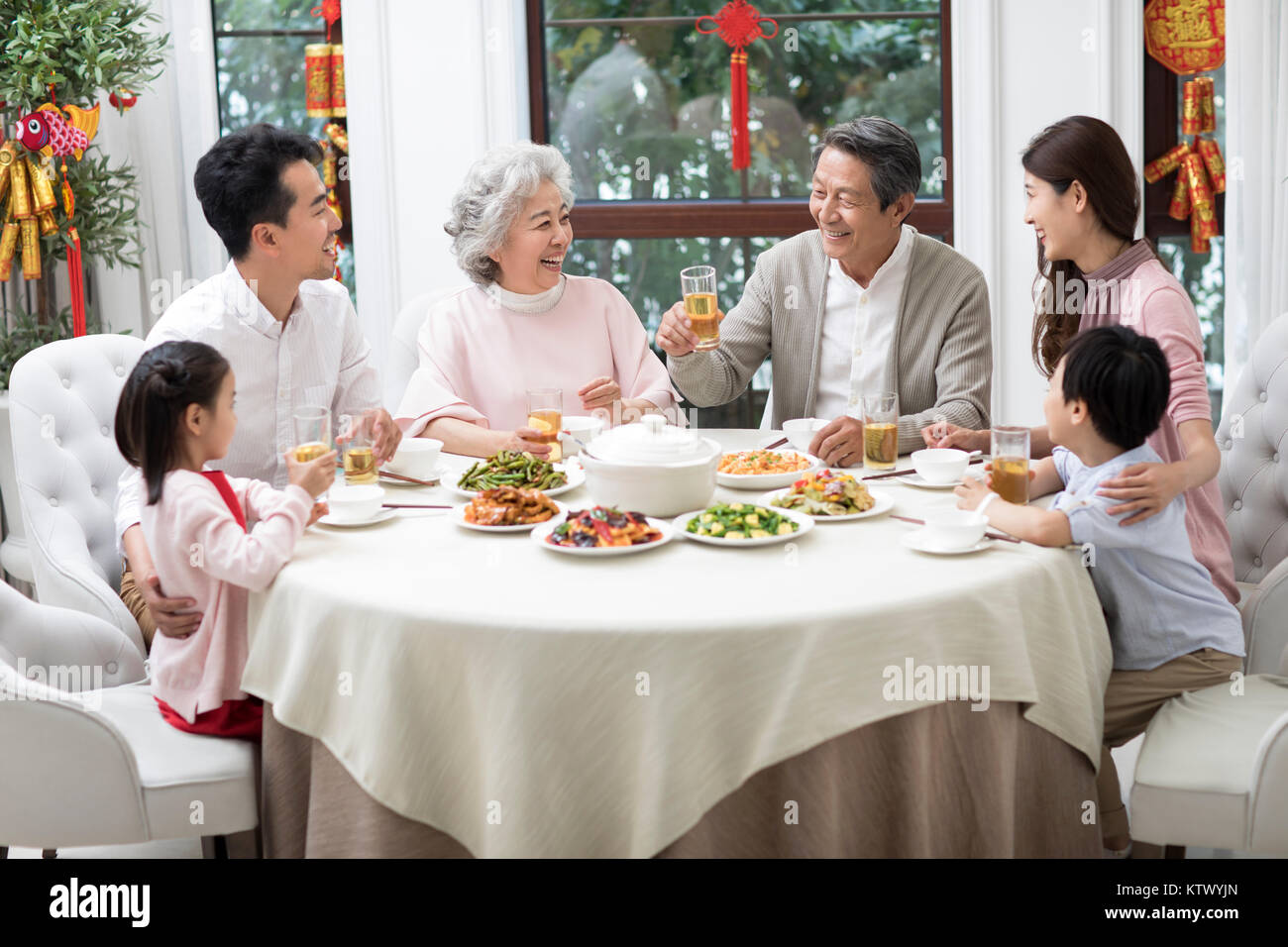 Семейные традиции в китае. Новогодний ужин китайской семьи. Семейные традиции в китае. Китайский новый год семья. Семейные традиции в китае.