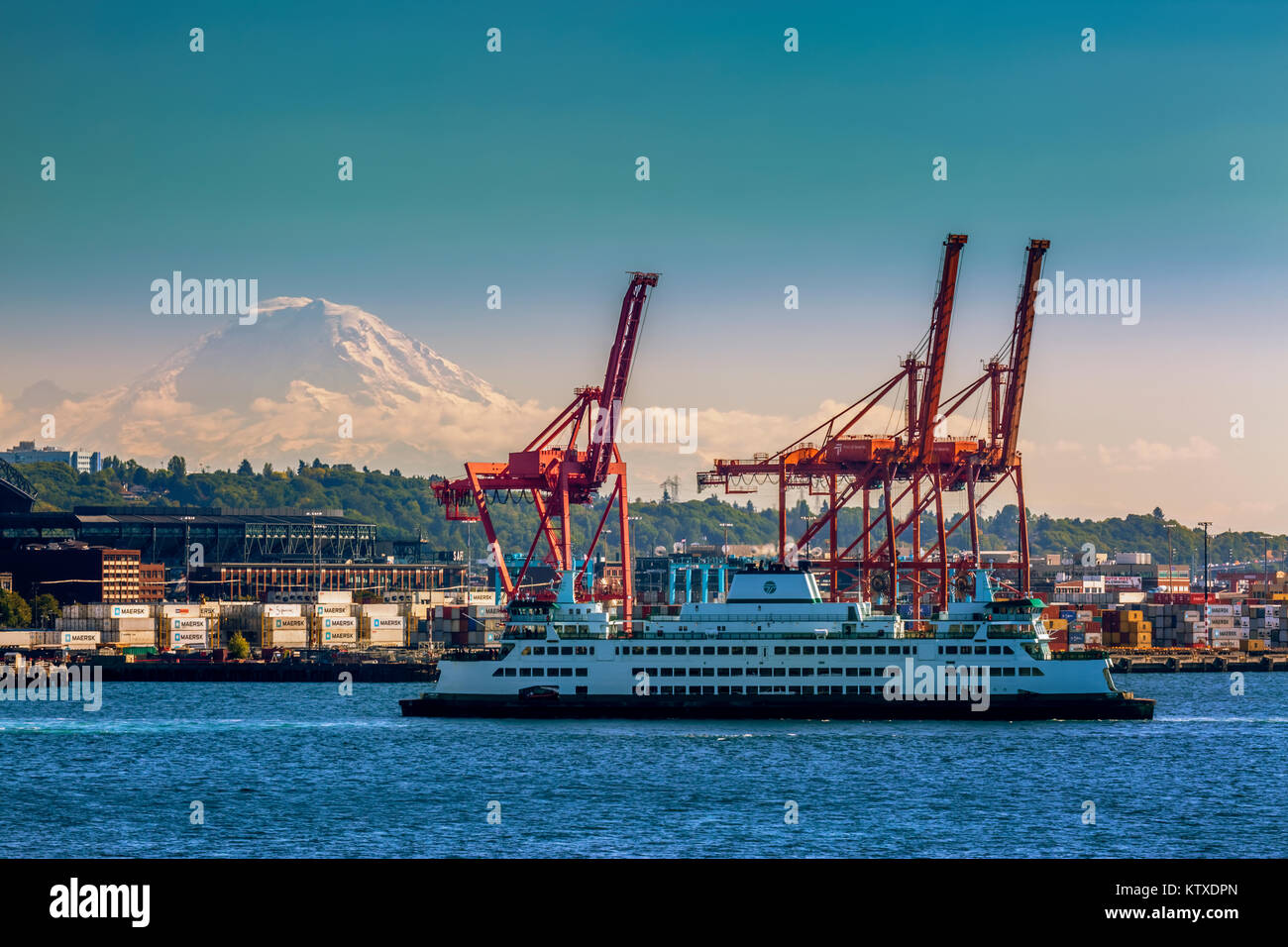 Ferry crossing Elliott Bay with Mount Rainier and the harbour in the ...