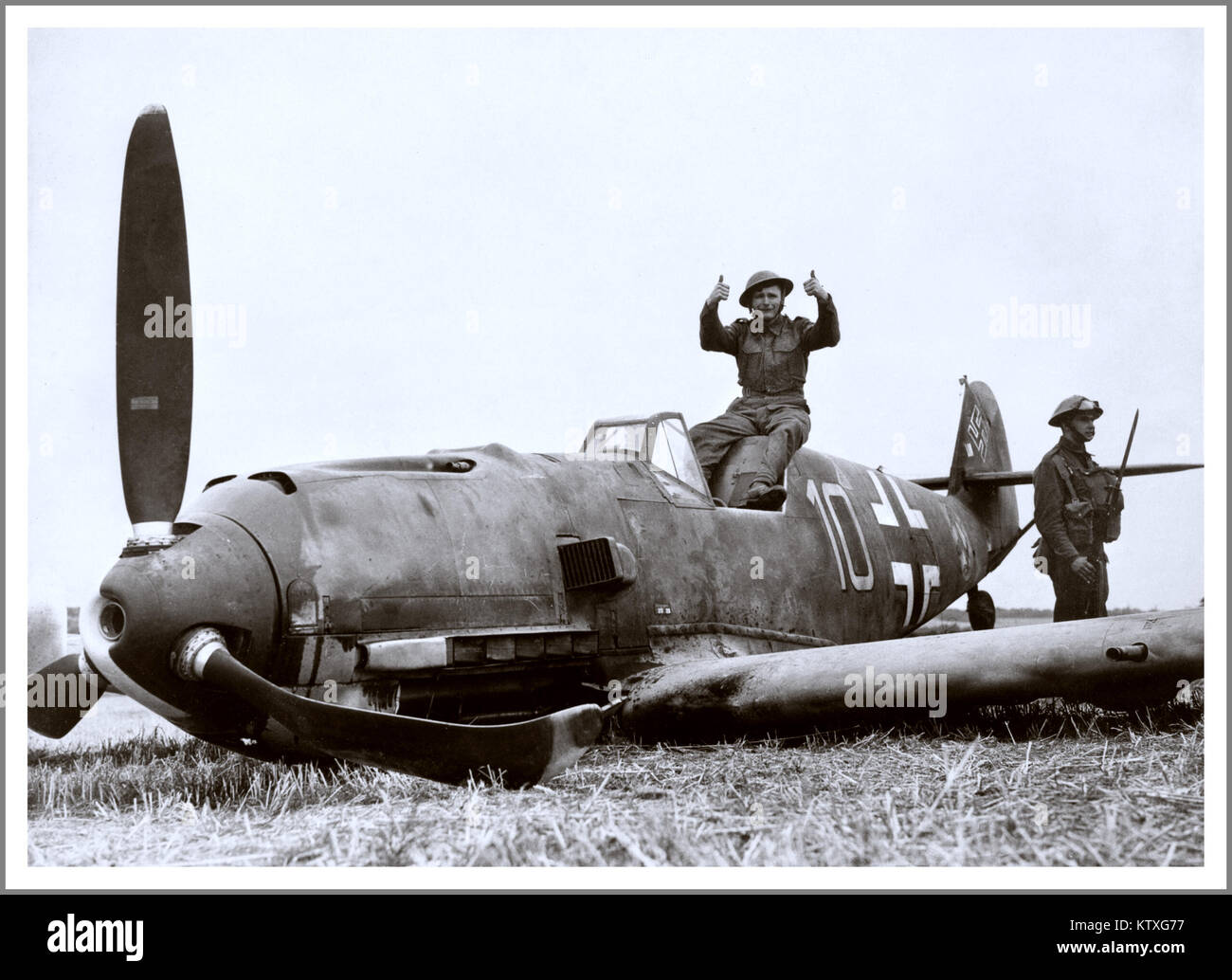Soldiers pose with Messerschmitt Bf 109E-4 which crash-landed at East Langdon in Kent, 24 August 1940. The pilot, Oberfeldwebel Beeck, was captured unhurt. Stock Photo