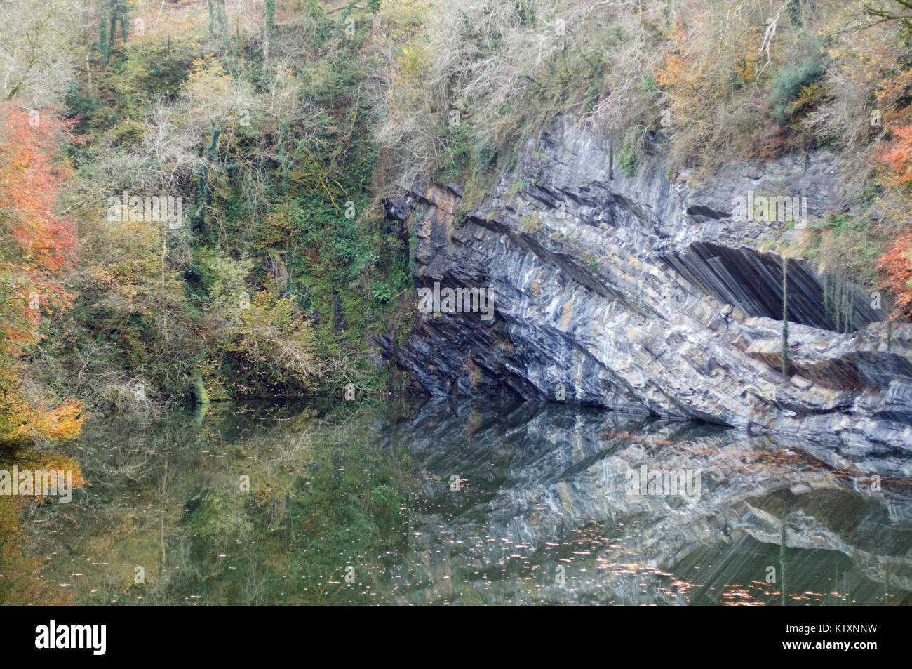 Meldon Quarry lake and remarkable shelf of rock Stock Photo Alamy