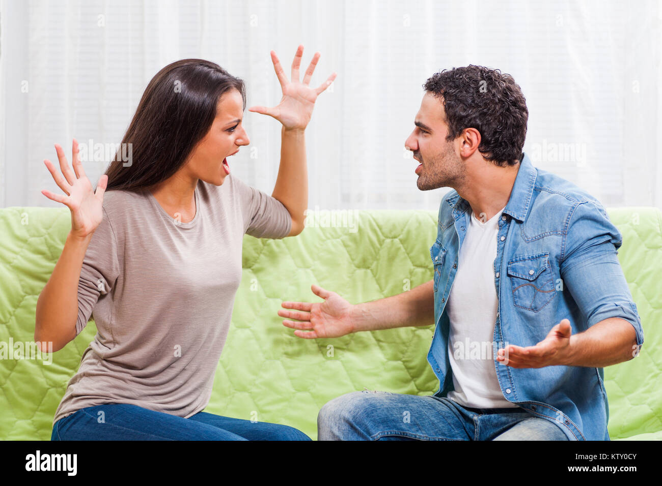 Мультяшки дерутся. Хорошая речь иллюстрация png. They are angry картинка. People yelling at each other. Девочка кричит на мальчика.