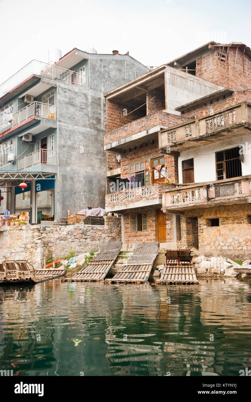 Village houses along Yu Long River, Guilin, China - The Yulong River is a small tributary of the larger Li River in Southeastern Guangxi Zhuang Autono Stock Photo