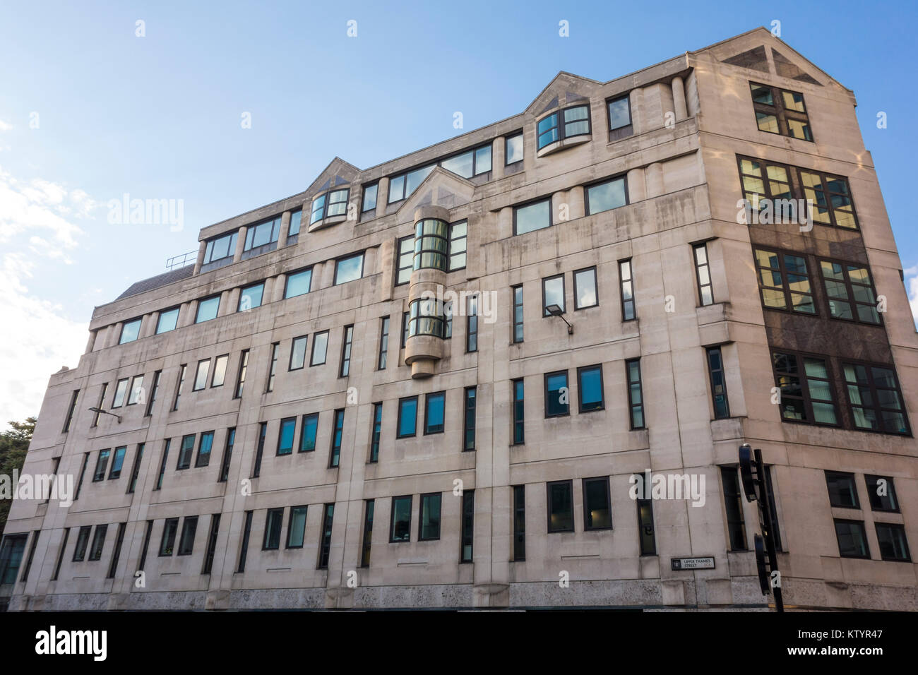 Postmodern building Dowgate Hill House by Hamilton Associates (1987-89), Upper Thames Street, City of London, UK Stock Photo