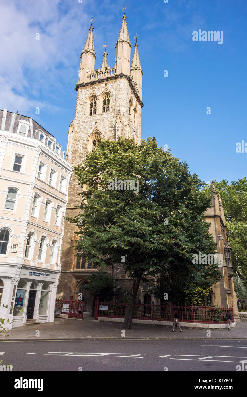 St Sepulchre's Church. 17th-century church, Holborn Viaduct, City of ...