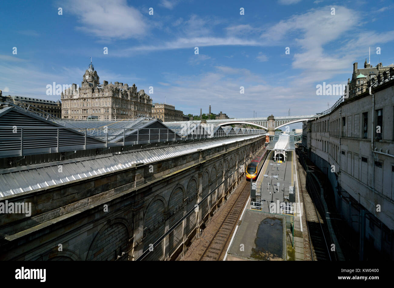 Scotland, Edinburgh, North bridge and railway station Waverley, Schottland, North bridge und Bahnhof Waverley Stock Photo