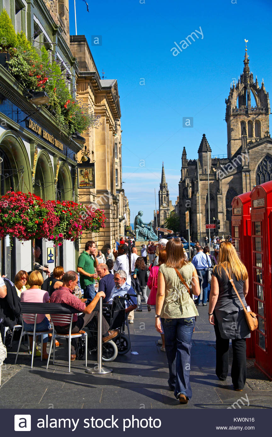 Tourists on a busy Royal Mile Edinburgh, Scotland Stock Photo Alamy