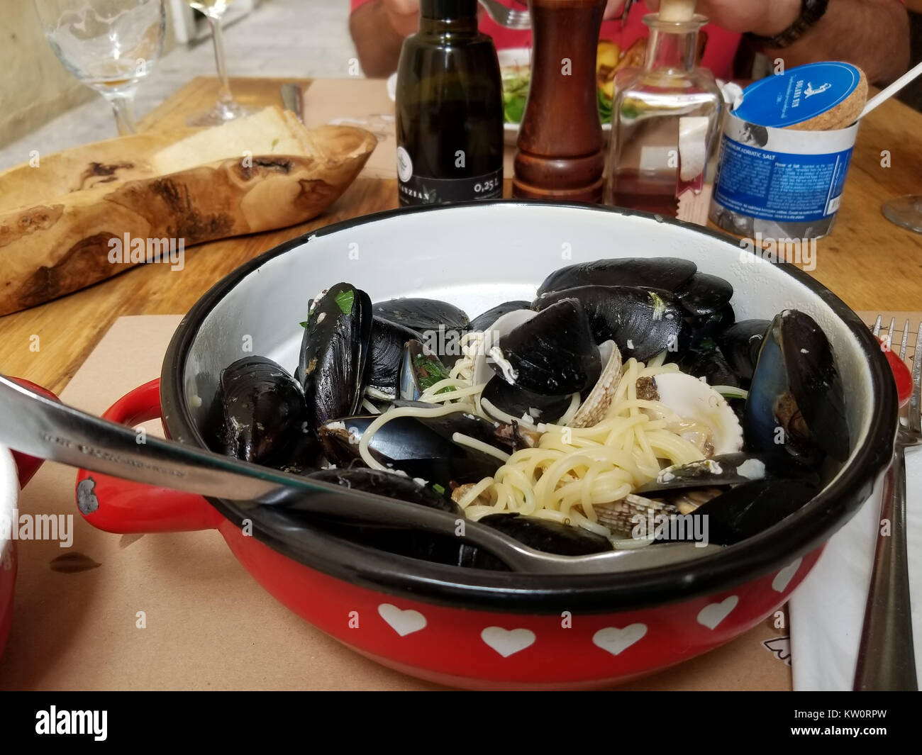 Black mussels steamed with pasta ready to eat and eaten Stock Photo Alamy