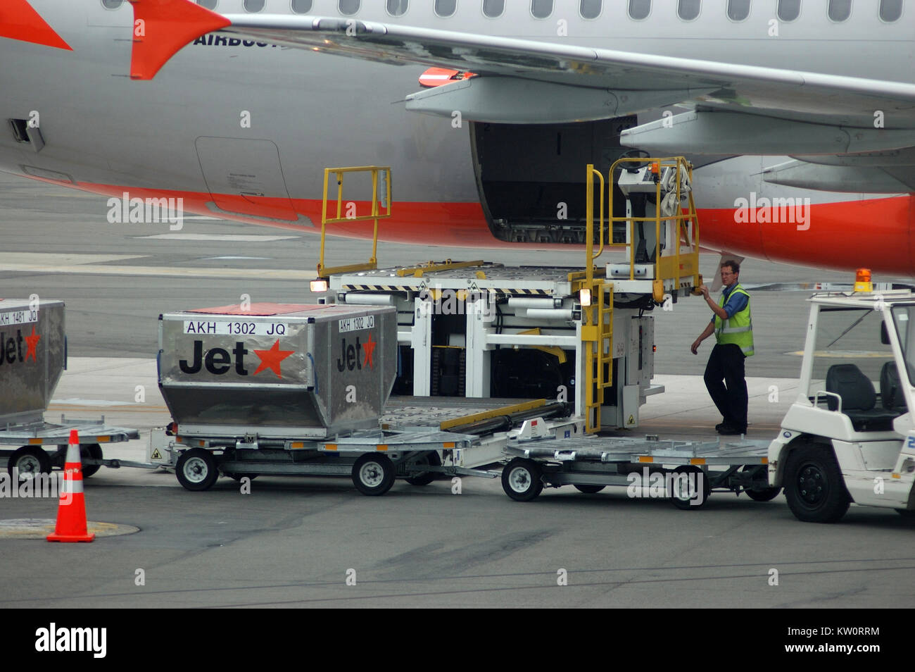 A320 Container Loading Plane luggage loader hi-res stock photography and images - Alamy