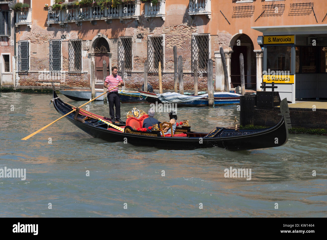 Gondola ride venice couple hi-res stock photography and images - Alamy