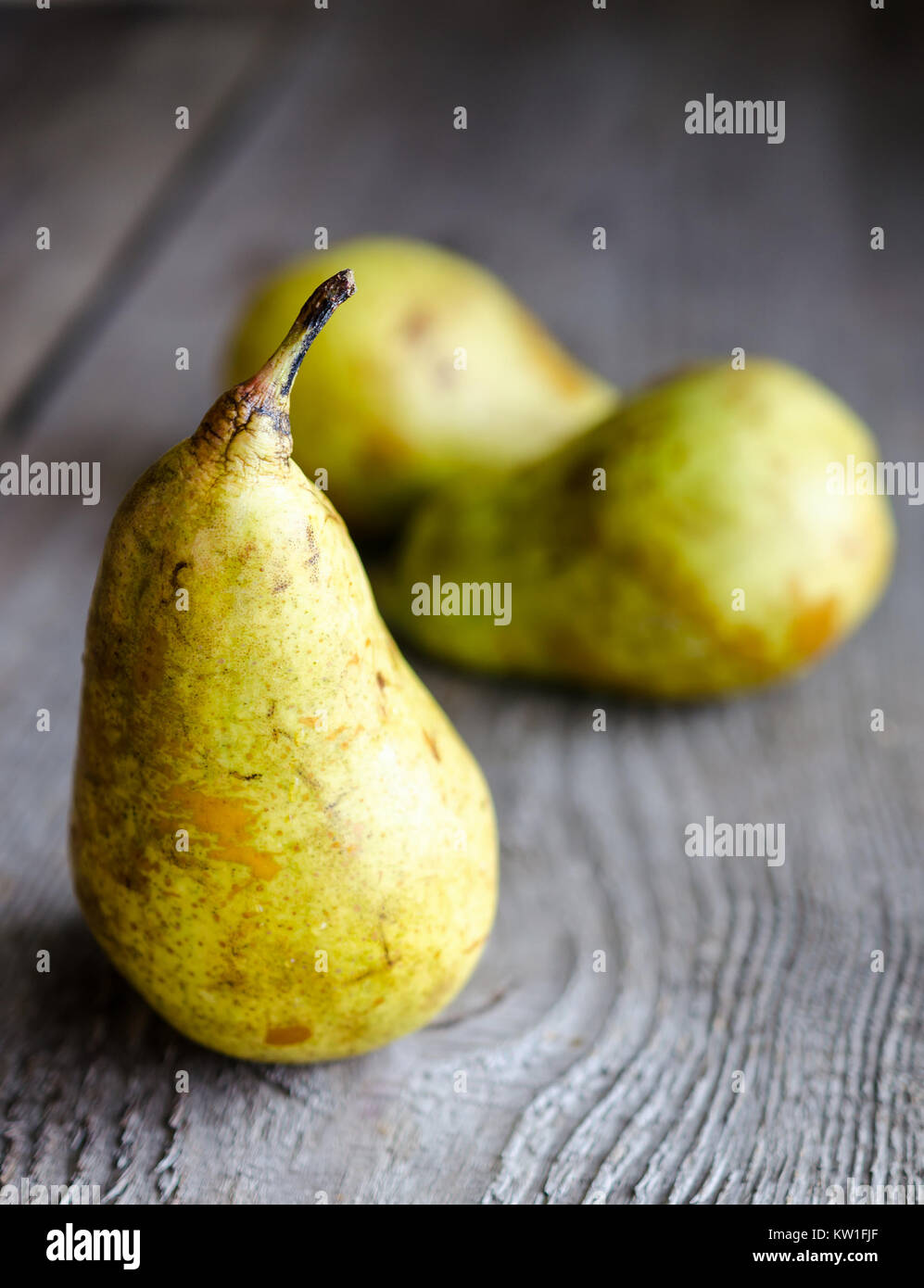 Yellow pears in a row Stock Photo - Alamy