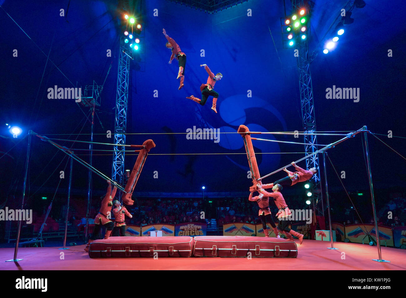 London, UK. 28th Dec, 2017. Acrobats of The Moscow State Circus under the big top in Ealing, London. Photo date: Thursday, December 28, 2017. Credit: Roger Garfield/Alamy Live News Stock Photo