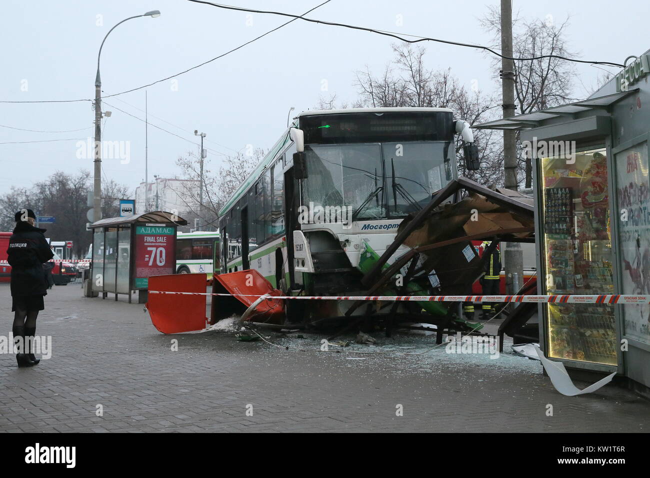 Остановись авария. ДТП на автобусной остановке. Аварии с автобусами в Москве на остановке. ДТП на остановке общественного транспорта. Аварии с автобусом на остановки.