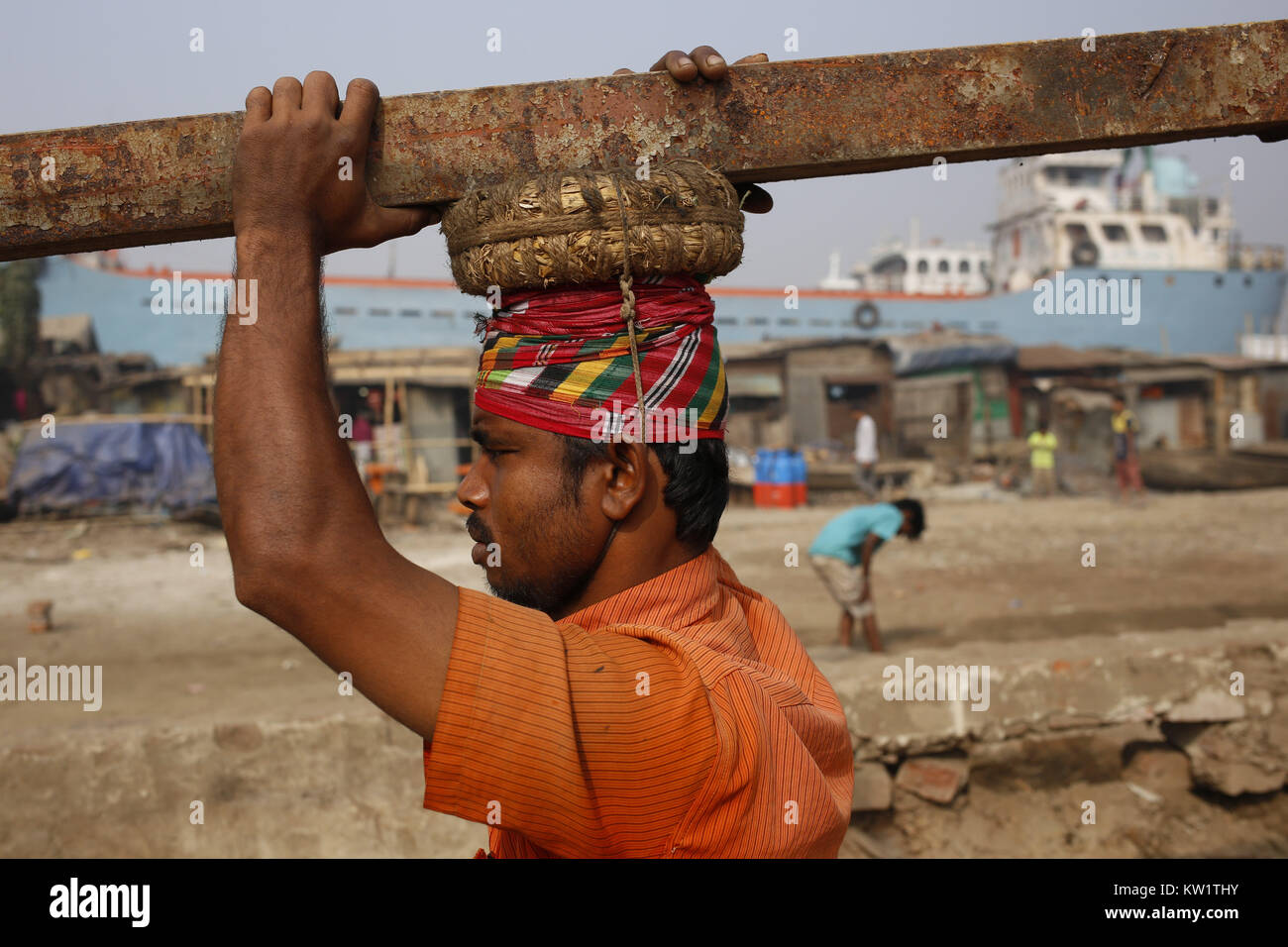 Dhaka, Bangladesh. 28th Dec, 2017. A labor carries iron path on his head at Keraniganj Dockyard. Credit: Md. Mehedi Hasan/ZUMA Wire/Alamy Live News Stock Photo