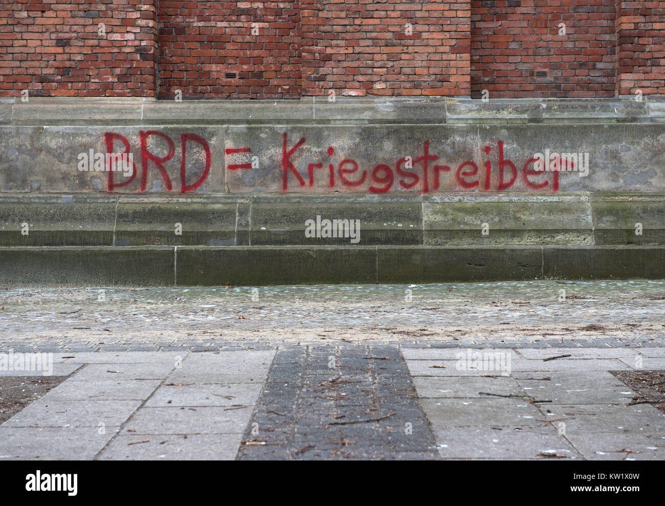 Berlin, Germany. 29th Dec, 2017. The lettering 'BRD = Kriegstreiber' (lit. Federal Republic of Germany = warmonger) stands on the facade of the memorial 'Neue Wache' (lit. new watch) in Berlin, Germany, 29 December 2017. Unknown offendors smeared big letterings on the facade during night time. A worker painted over the smearing. Credit: Paul Zinken/dpa/Alamy Live News Stock Photo