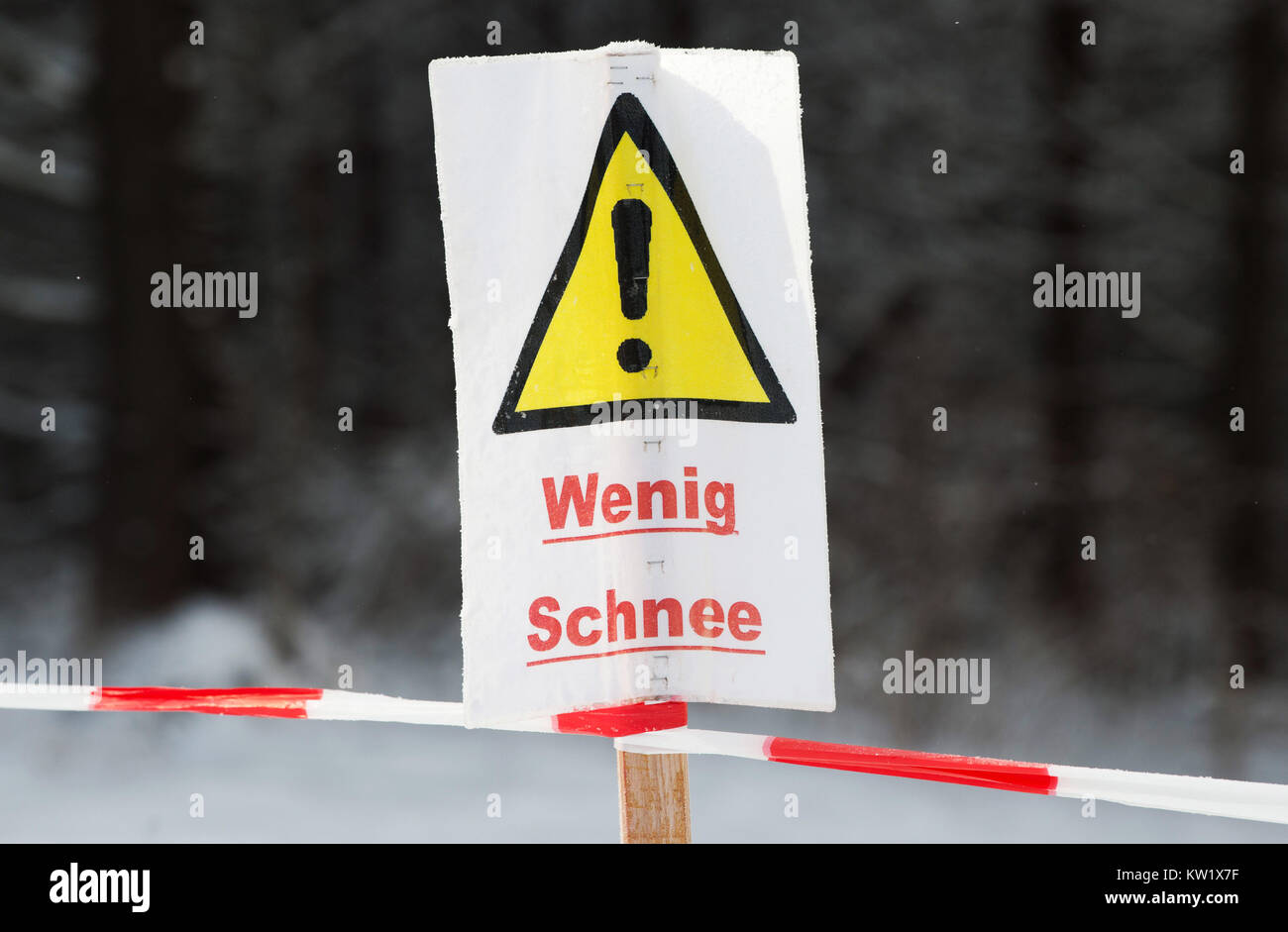Altenberg, Germany. 29th Dec, 2017. A sign indicating 'Wenig Schnee' (lit. little snow) stands in Altenberg, Germany, 29 December 2017. Credit: Sebastian Kahnert/dpa/Alamy Live News Stock Photo