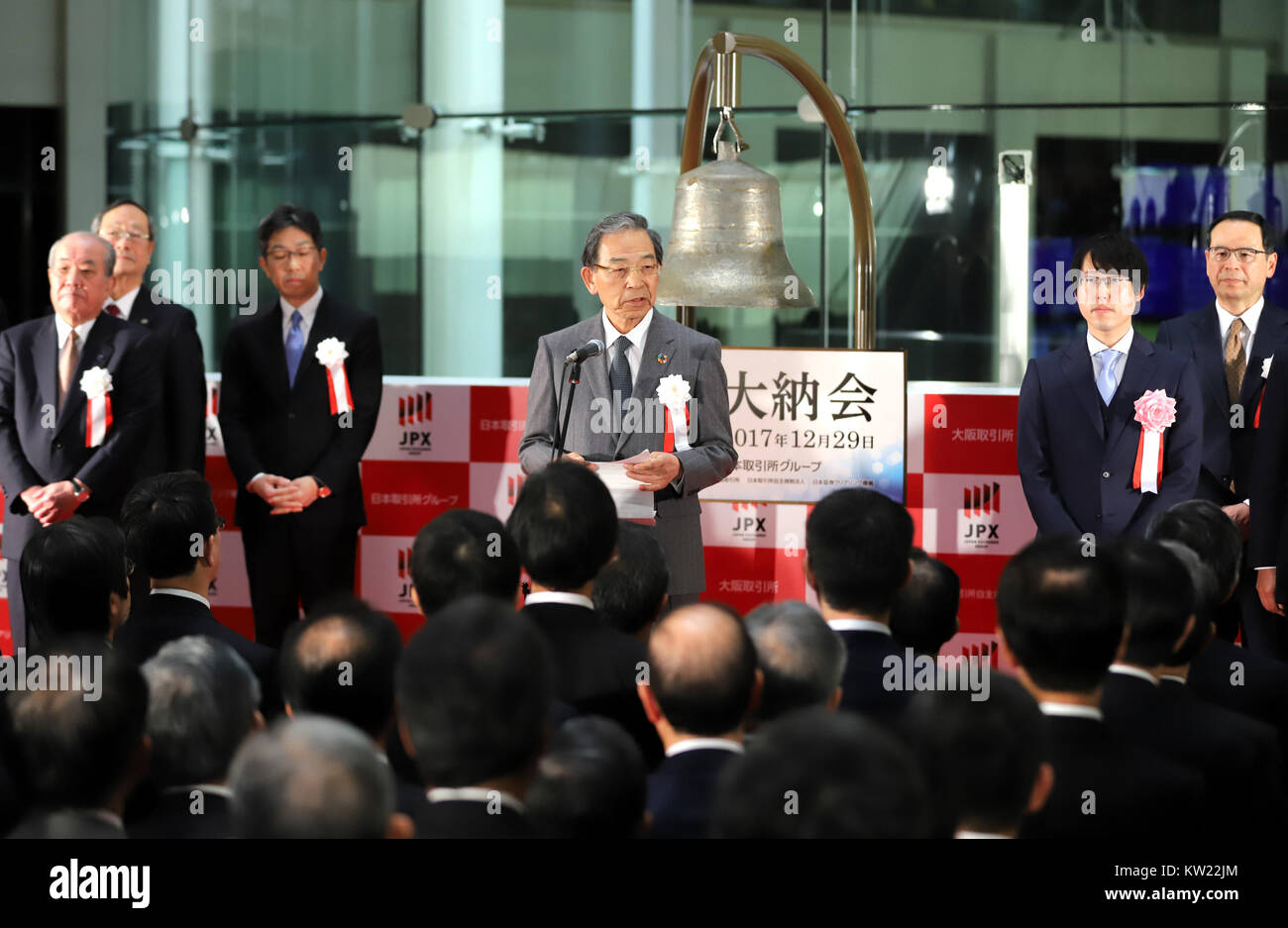 Toyota, Japan. 29th Dec, 2017. Japan Exchange Group CEO Akira Kiyota delivers a speech during a ceremony to celebrate the last trading of 2017 at the Tokyo Stock Exchange on Friday, December 29, 2017. Japan's share prices fell 19.04 yen to close at 22,764.94 yen at the Tokyo Stock Exchange. Credit: Yoshio Tsunoda/AFLO/Alamy Live News Stock Photo