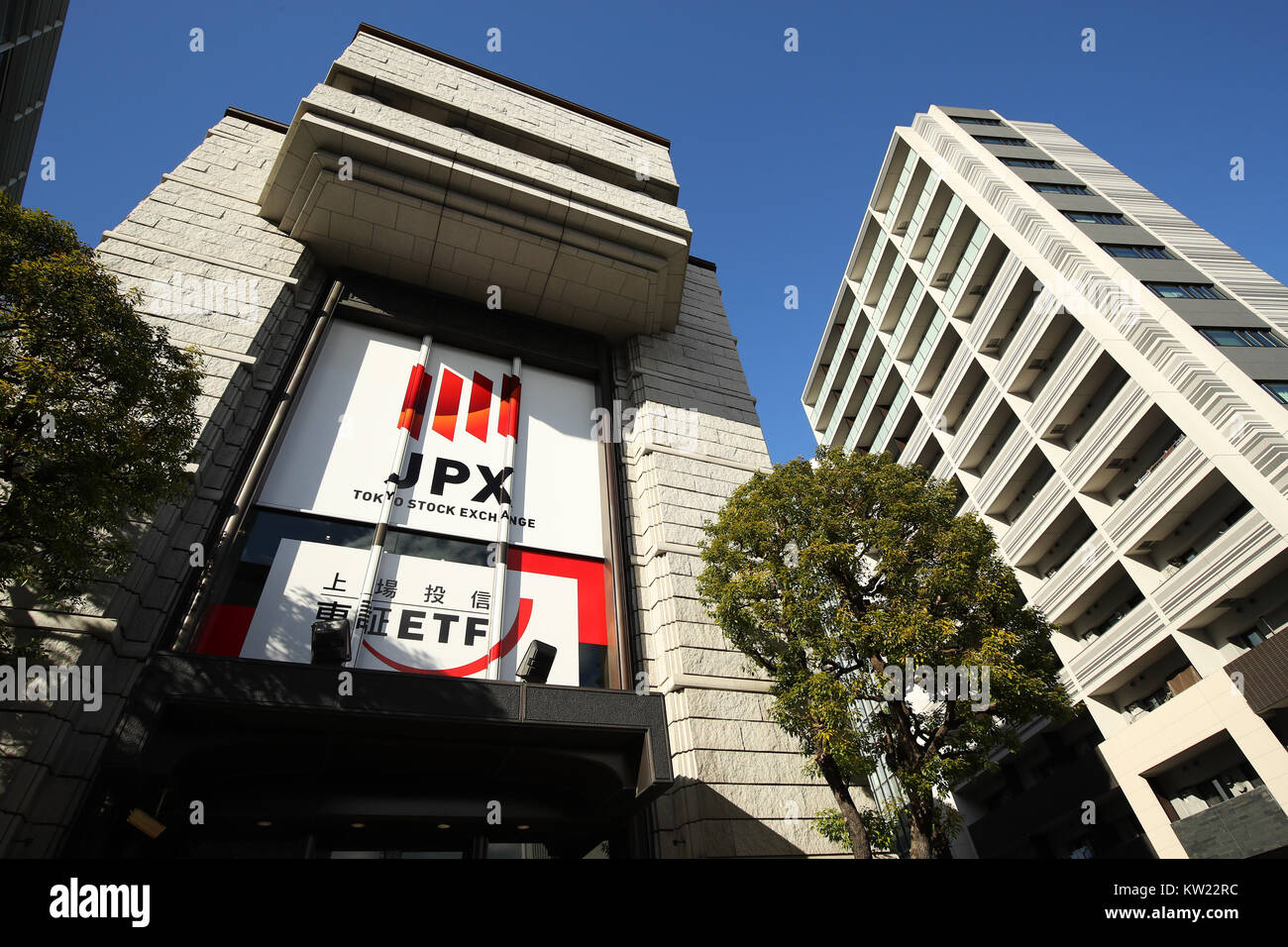 Фондовая биржа японии. Фондовые биржи в токио и осаке. Фондовая биржа японии. Токио финансовый центр. Токийская фондовая биржа японии.