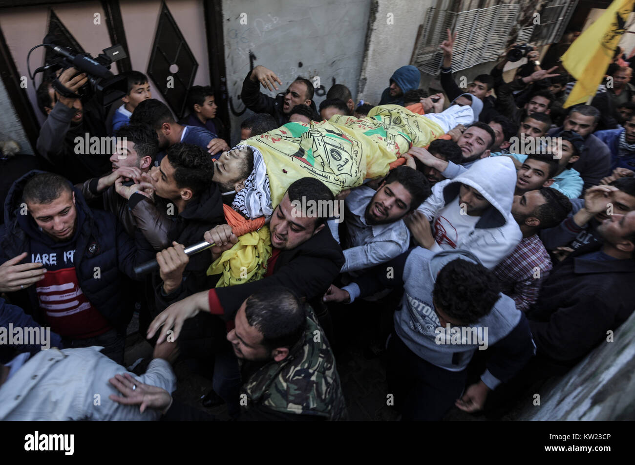 Relatives carry the body of Jamal Mohammed Masleh, 20, who killed during clashes betwen Palestinian protesters and Israeli troops on Friday, during his funeral at AL-Maghazi refugee camp in Gaza, 30 December 2017. Photo: Wissam Nassar/dpa Stock Photo