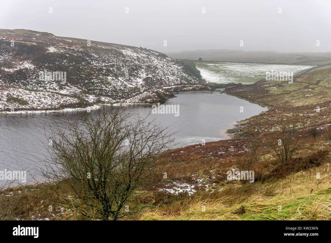Mist and low cloud at Winscar Reservoir, Barnsley, South Yorkshire, England. 30th December 2017. Credit: Carl Dickinson/Alamy Live News Stock Photo