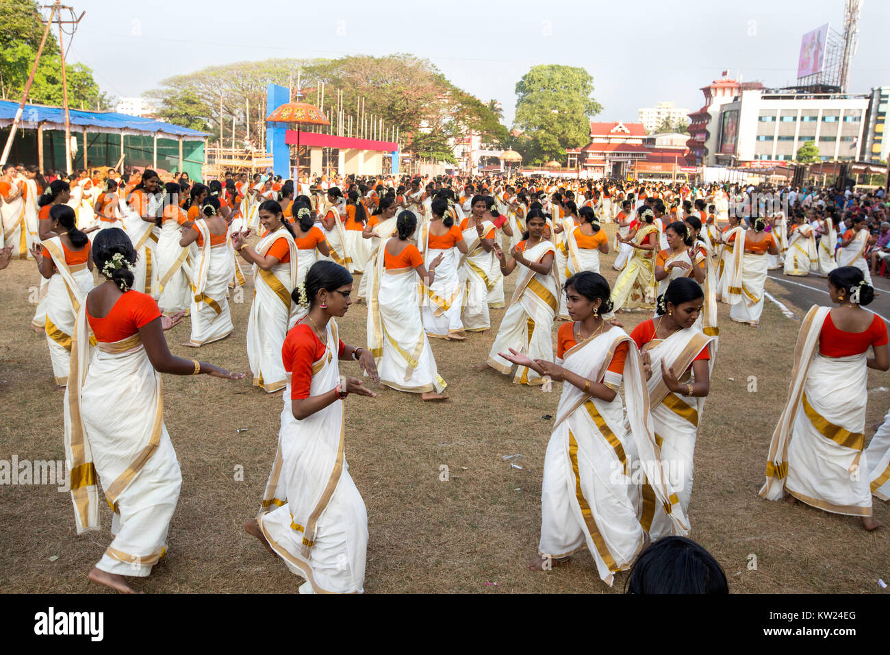 Thissur, India. 30th Dec, 2017. more than 1200 women participated in this event.the event was conducted by kerala kshethra samrakshana samithi.The dancers began with an invocation to Lord Ganesa. The participants danced to Thiruvathirapattu, Kathakali padam, Kummi, Kurathipattu and Vanchipattu. Thiruvathirakali is traditionally performed on the day of Thiruvathira in the Malayalam month of Dhanu (December-January). Women dance to the accompaniment of Thiruvathira paattu. The songs refer to Parvati’s longing for Lord Shiva. Credit: pradeep subramanian/Alamy Live News Stock Photo