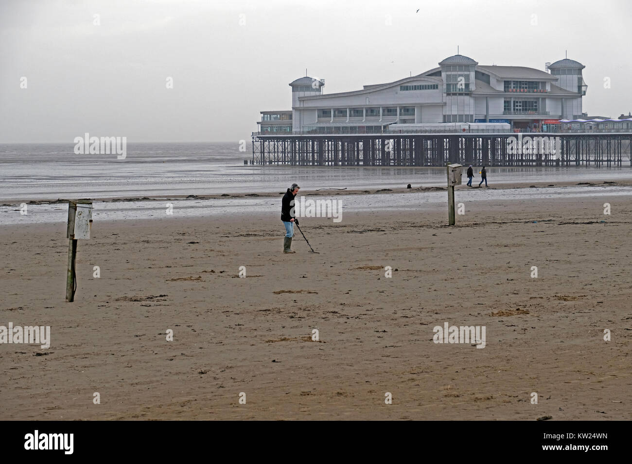WestonsuperMare, UK. 30th December, 2017. UK weather A metal detectorist braves the elements