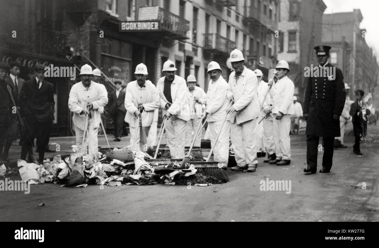'White Wings' under police protection - Photo shows men dressed in white uniforms and hats sweeping garbage in the streets, during a New York City garbage strike, Nov. 8-11, 1911. Stock Photo