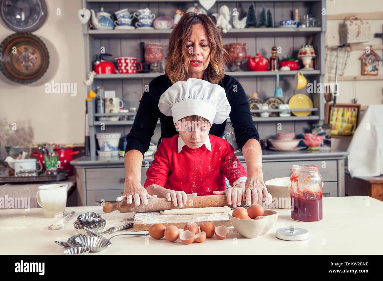 Чем помочь маме. Мом степ сон. Фото сын помогает маме. Mommy helping son. Mommy helping son.