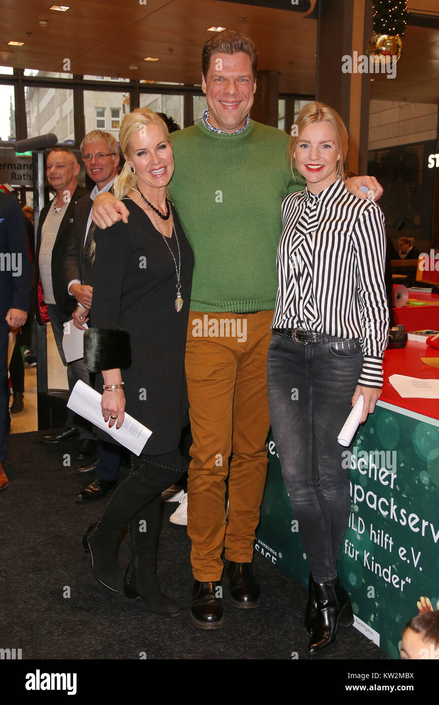 Charity gift wrapping with stars for 'Ein Herz fuer Kinder' at the shopping mall Europa Passage in Hamburg  Featuring: Kim Sarah Brandts, Anna Heesch, Tetje Mierendorf Where: Hamburg, Germany When: 27 Nov 2017 Credit: Becher/WENN.com Stock Photo