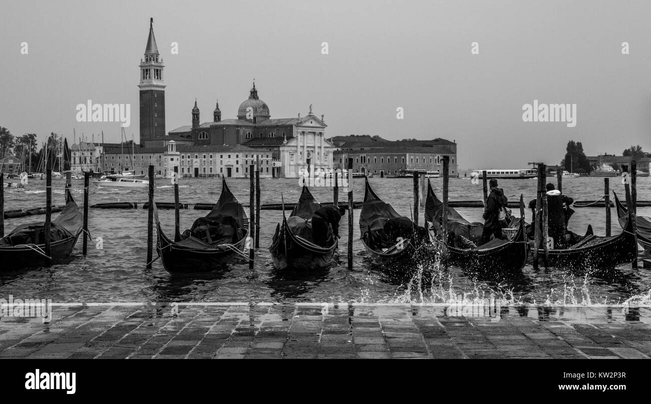 Venice gondola splash hi-res stock photography and images - Alamy
