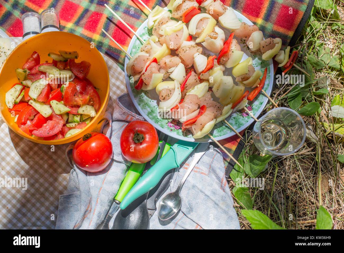 outside picnic vegetables and chicken Stock Photo Alamy