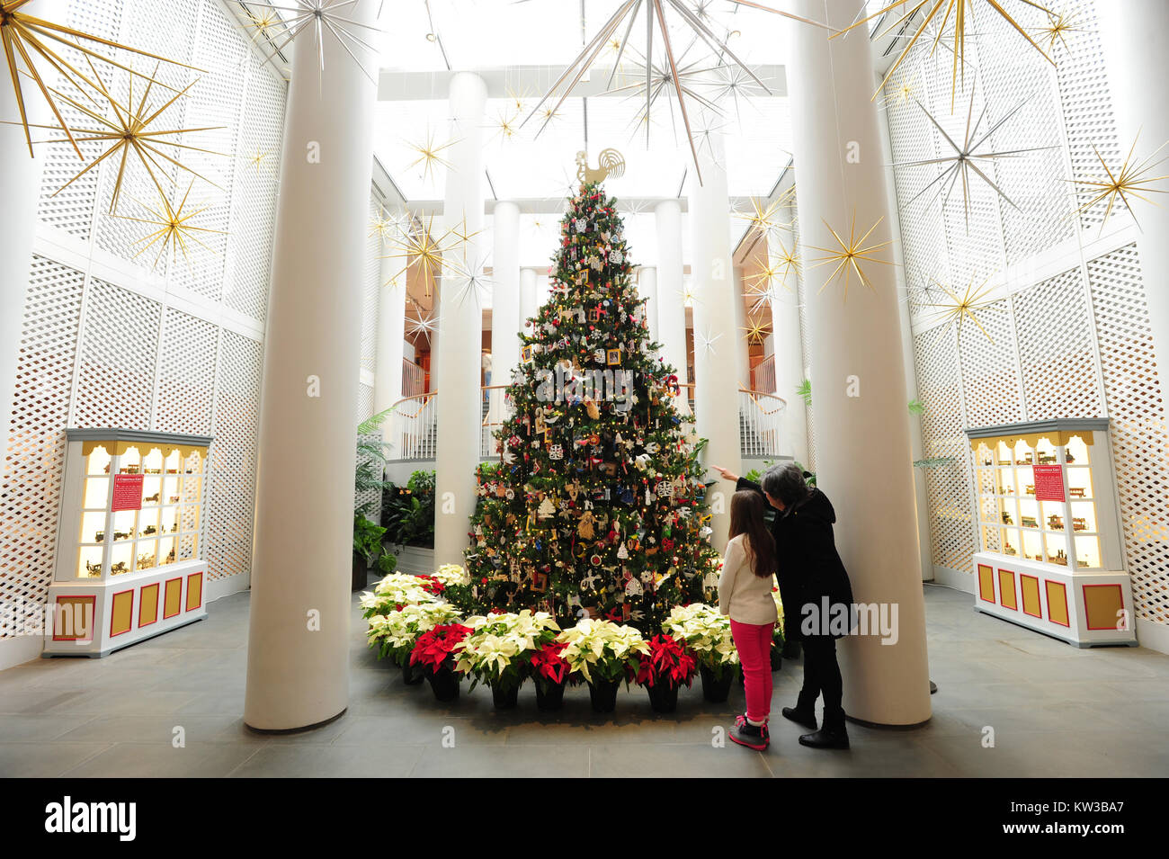 USA Virginia VA Colonial Williamsburg Christmas Tree in the Art Museums of Colonial Williamsburg Mother and daughter looking at the tree Stock Photo