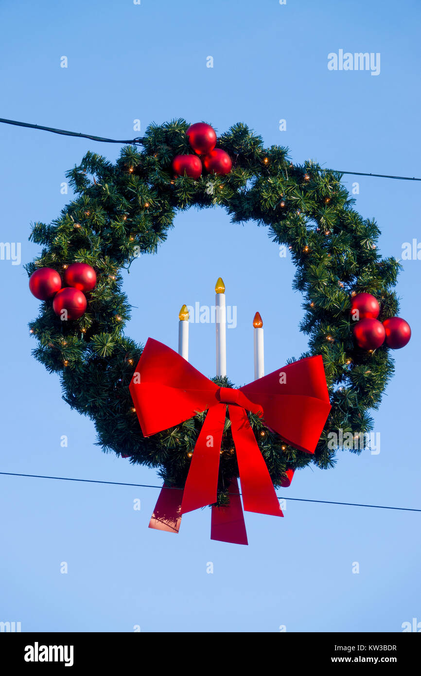 USA Virginia VA Williamsburg Christmas holiday at Busch Gardens theme park a festive wreath hanging overhead Stock Photo