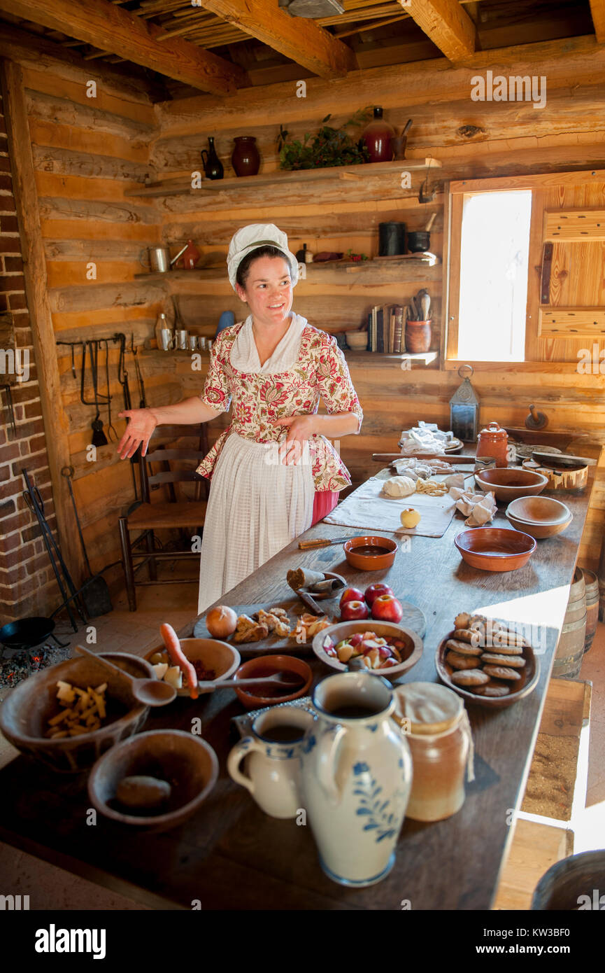 USA Virginia VA Colonial Yorktown American Revolution Museum at Yorktown woman historic interpreter in a colonial era kitchen Stock Photo