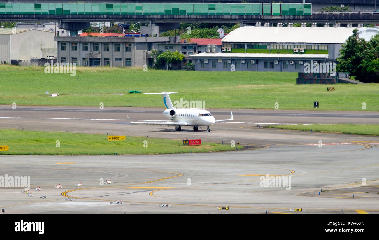 Bombardier Challenger 600 N818AC Landing down Taipei Songshan Airport 20160801b Stock Photo