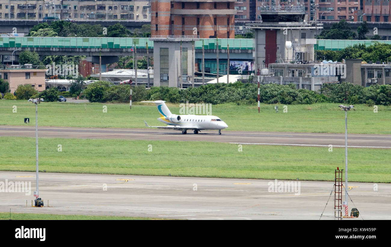 Bombardier Challenger 600 N818AC Landing down Taipei Songshan Airport 20160801a Stock Photo