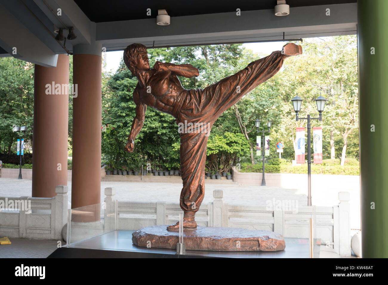 bruce lee statue outside of hong kong heritage museum Stock Photo - Alamy