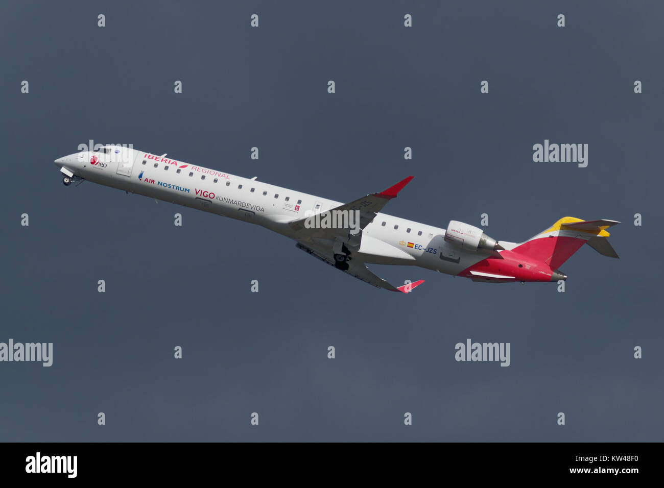 Bombardier crj 1000 hi-res stock photography and images - Alamy