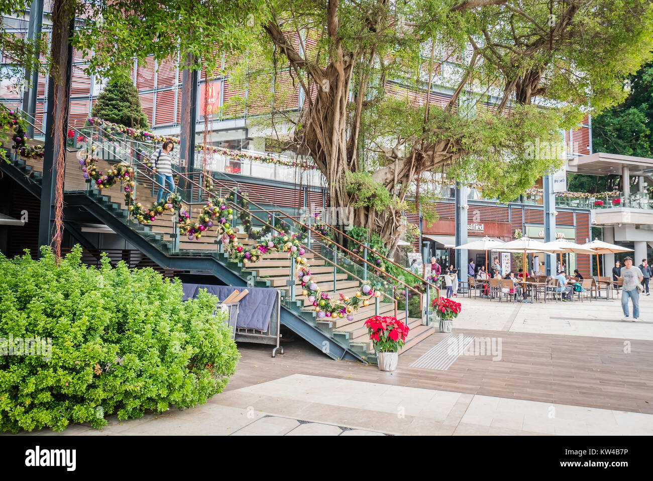Mall plaza hi-res stock photography and images - Alamy