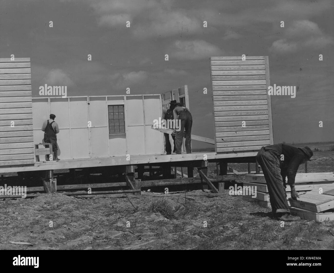 Men put the walls up on a house at the Farm Security Administration project in Pacolet, South Carolina, 1940. Stock Photo