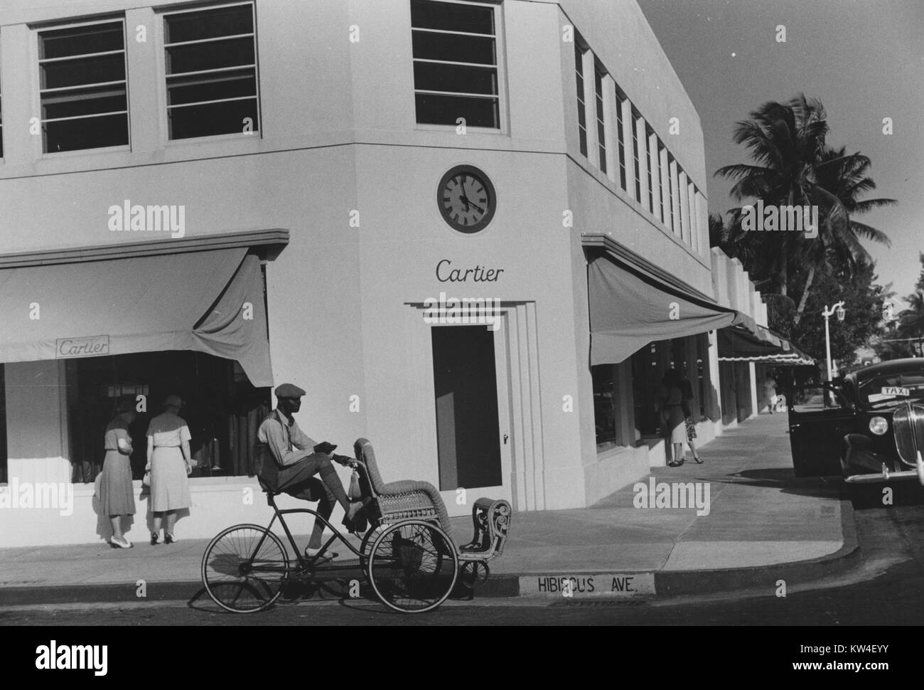 African-American pedicab operator waiting outside a Cartier jewelry store in Palm Beach, Florida, 1939. Stock Photo