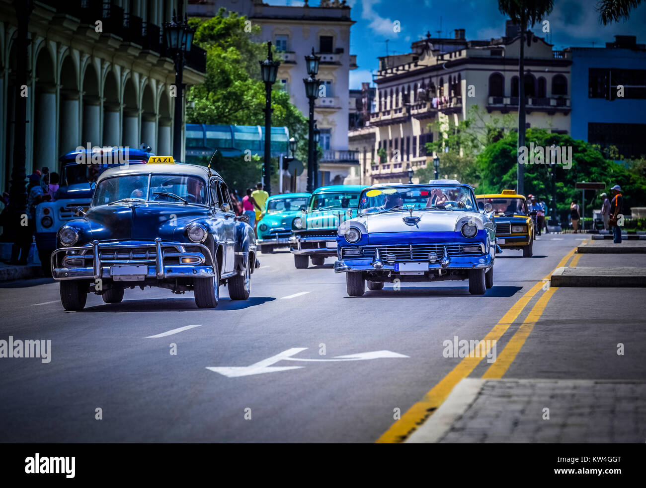 Kuba amerikanische Chevrolet und Ford Fairlane Oldtimer fahren auf der Hauptstrasse von Havanna City in Kuba - Serie Kuba Reportage Stock Photo