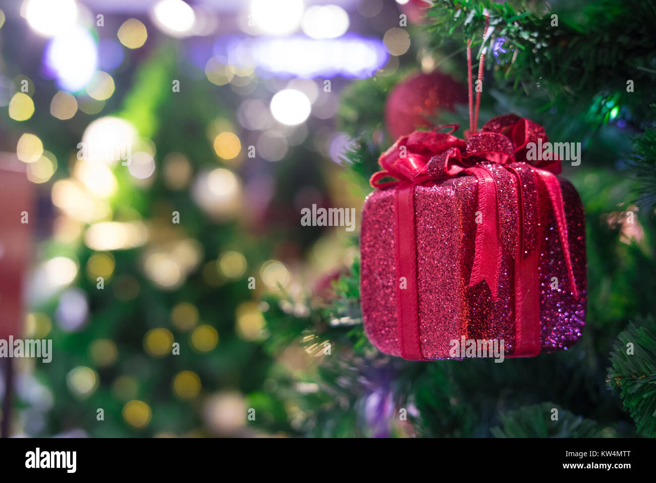 beautiful Blurred Christmas tree and festive bokeh lighting, blurred ...
