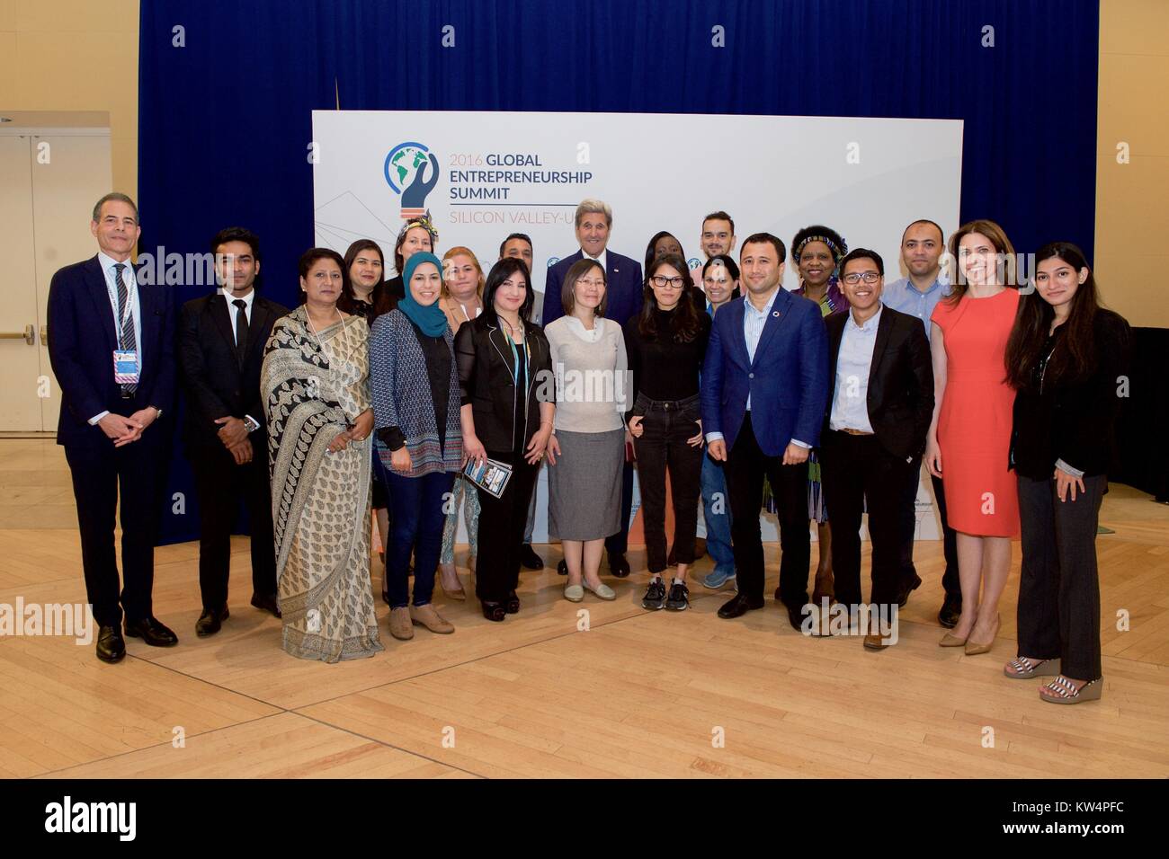 Photograph of U.S. Secretary of State John Kerry, Rick Stengel and Evan Ryan taking a group photograph with alumni of the State Department's Bureau of Educational and Cultural Affairs programs, Palo Alto, California, 2016. Image courtesy US Department of State. Stock Photo