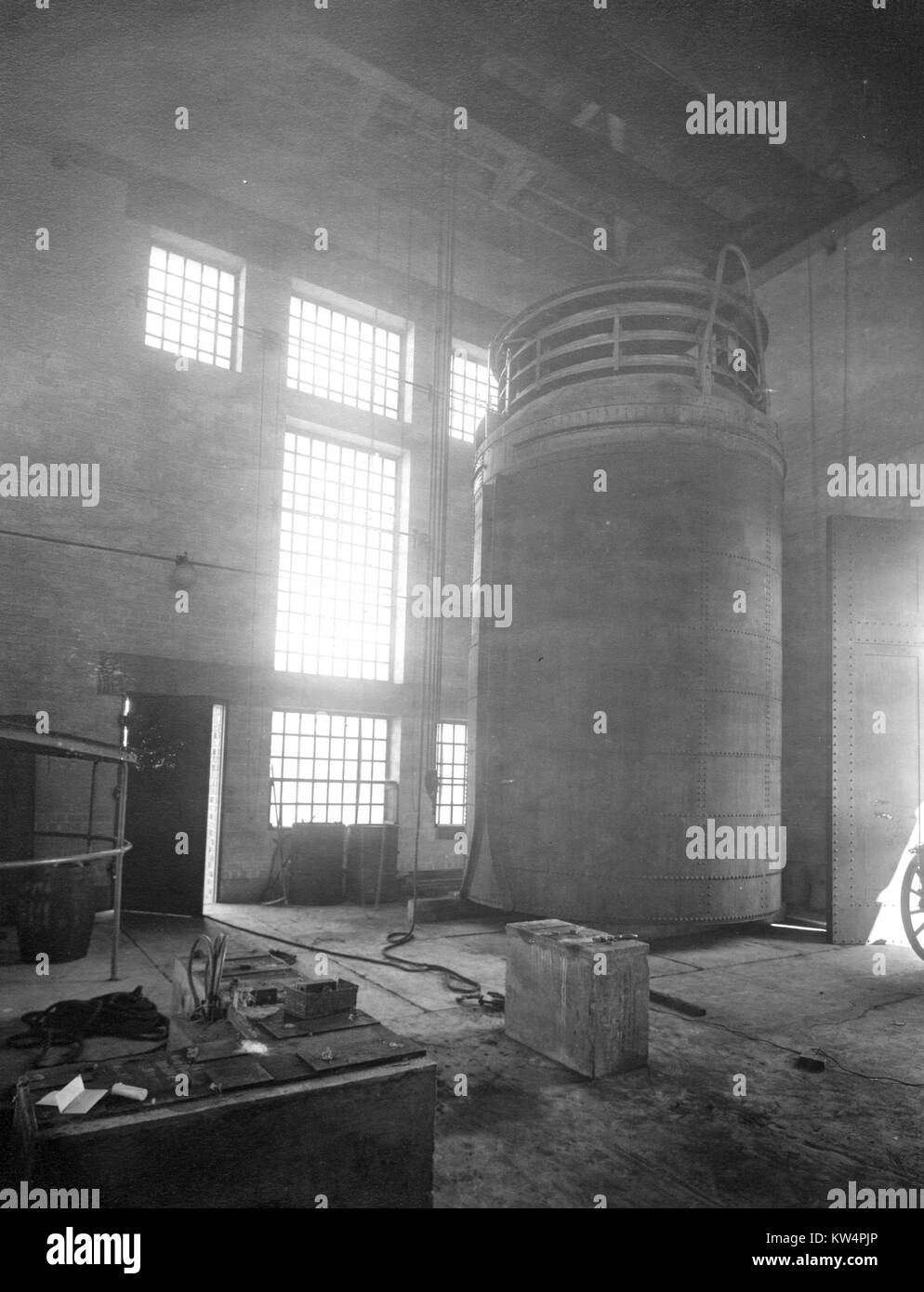 A large piece of equipment stands inside of a building during construction of the Catskill Aqueduct, New York, United States, September 11, 1916. From the New York Public Library. Stock Photo
