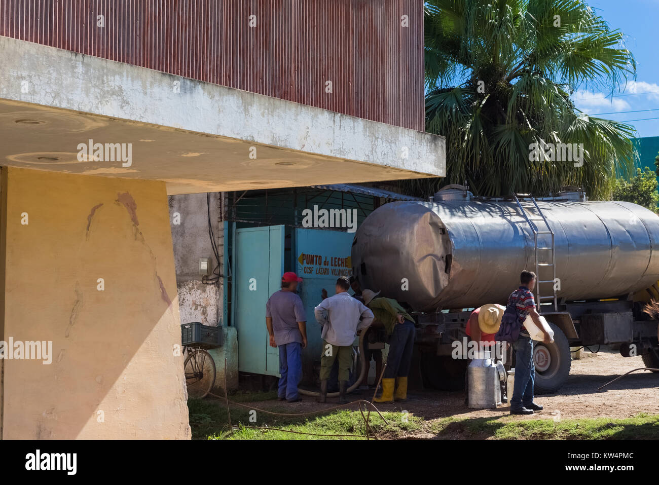 Milchrationen für die kubanische Bevölkerung in Santa Clara Kuba - Serie Kuba Reportage Stock Photo