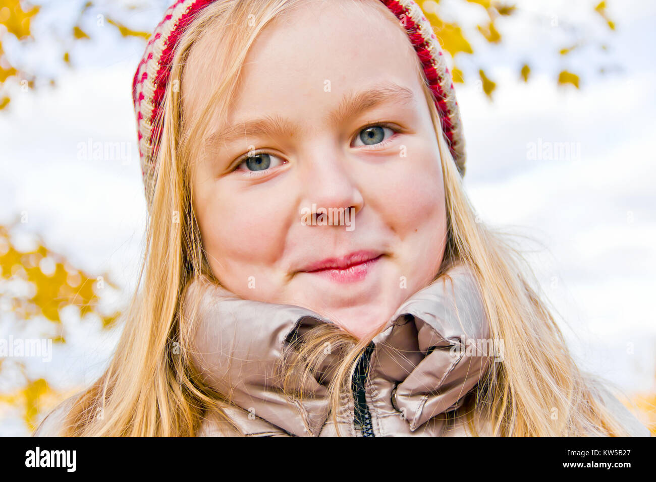 Photo of cute smiling girl in autumn Stock Photo - Alamy