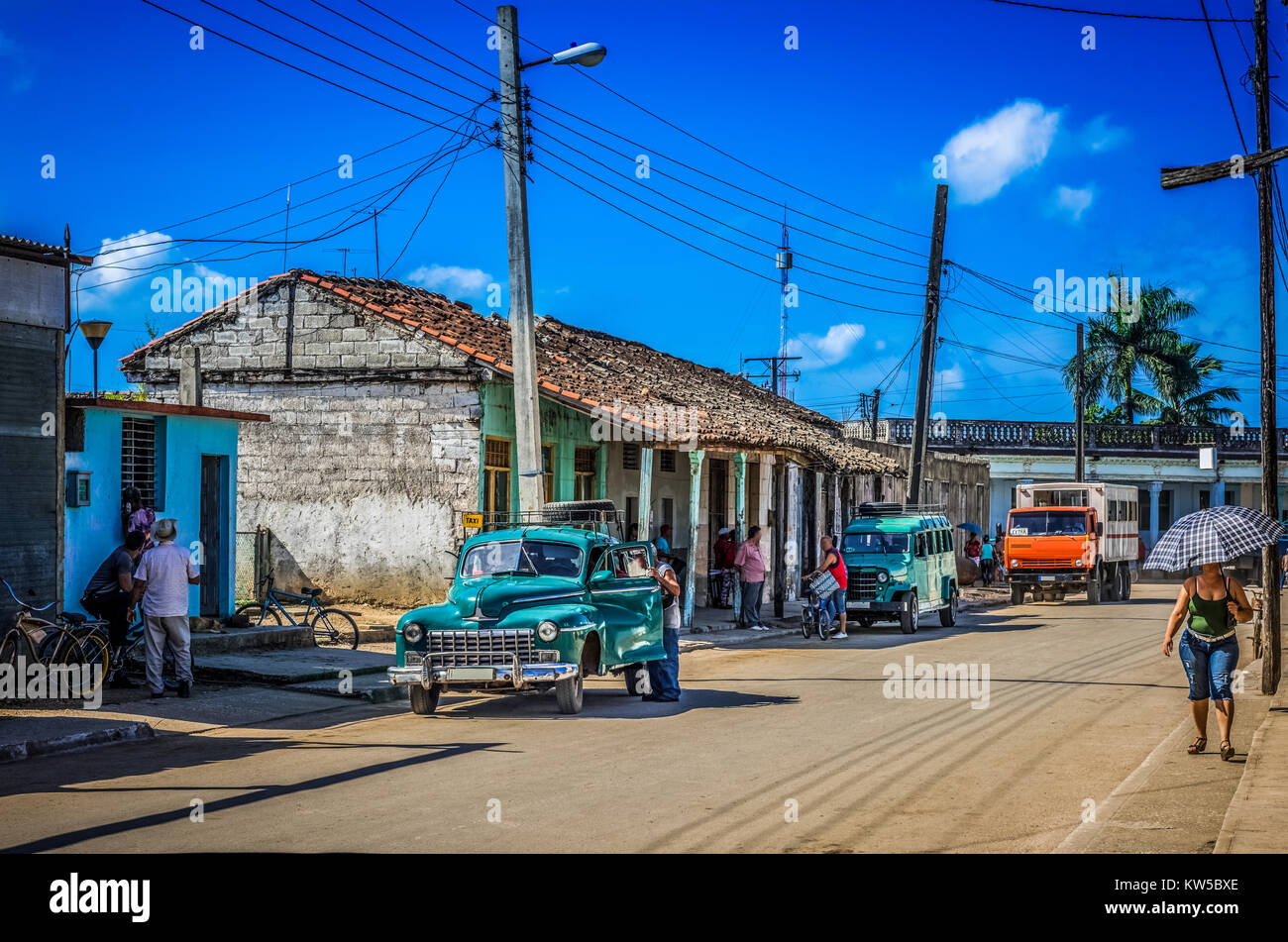 Straßenszene in Santa Clara Kuba mit einem parkendem blauen Chevrolet Oldtimer - Serie Kuba 2016 Reportage Stock Photo