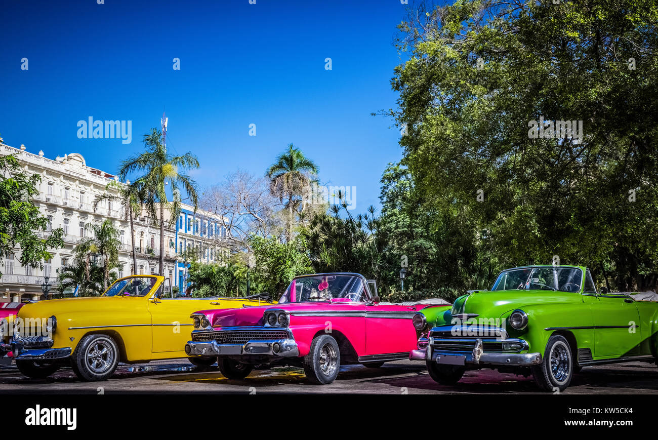 Aufgereihte amerikanische farbenfrohe Cabriolet Oldtimer vor dem Gran Teatro in Havanna Kuba - Serie Kuba Reportage Stock Photo