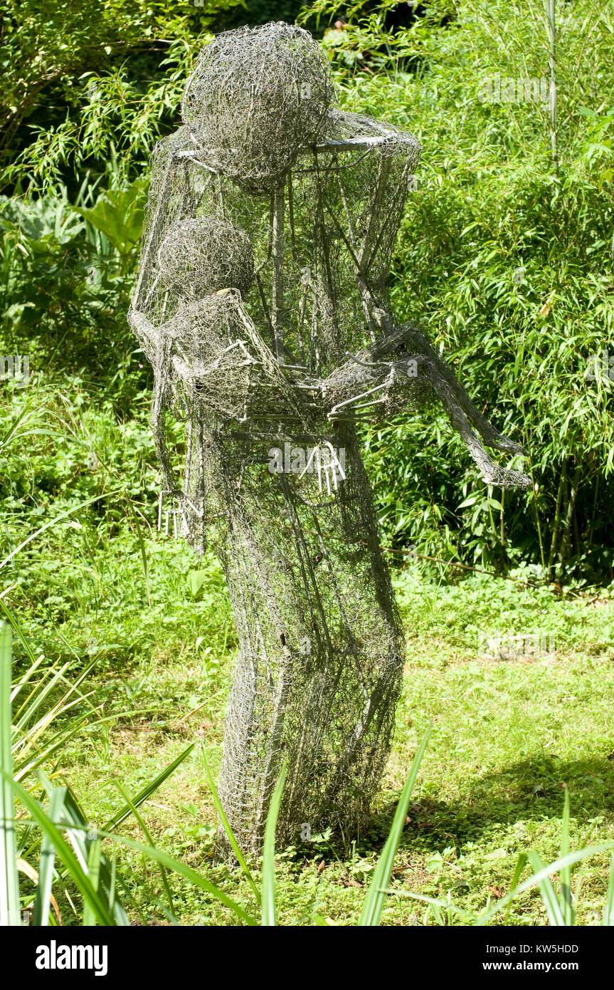 Landscape Art of Mother & Child Sculpture in wire mesh Stock Photo